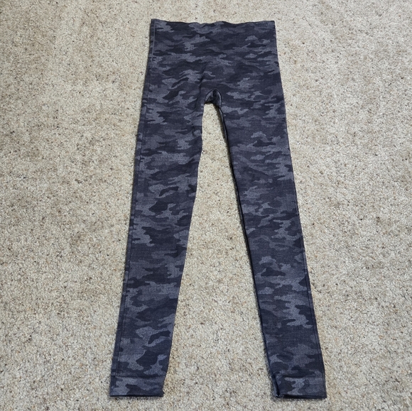 Spanx Cropped Camo Leggings - Picture 2 of 4